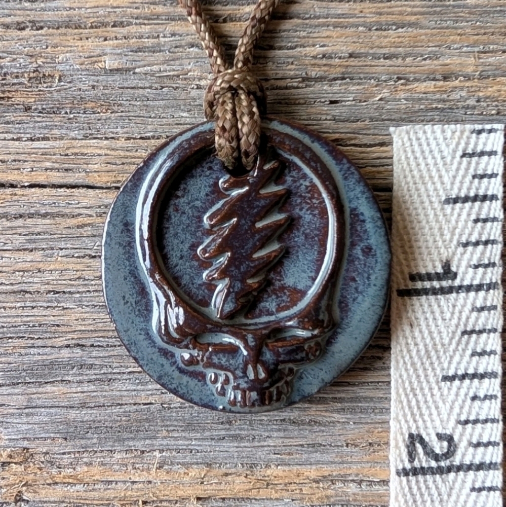 Stealie SYF Steal Your Face Grateful Dead Necklace Pendant Gift Slate - Picture 3 of 3